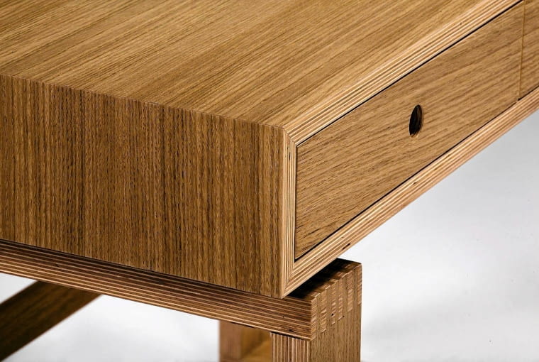 NASZ GOŚĆ. Meble powstają od A do Z tradycyjnymi metodami. Dotyczy to zarówno materiałów (sklejka i dąb), jak i stosowanych technik stolarskich (między innymi łączenie elementów bez użycia gwoździ). NASZ GOŚĆ. Meble powstają od A do Z tradycyjnymi metodami. Dotyczy to zarówno materiałów (sklejka i dąb), jak i stosowanych technik stolarskich (między innymi łączenie elementów bez użycia gwoździ).