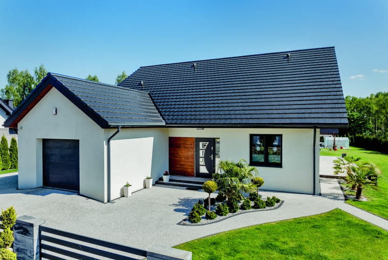 Płaska dachówka ceramiczna, która swoją formą podkreśla nowoczesny, minimalistyczny charakter budynku. Jej urok tkwi  w eleganckiej prostocie