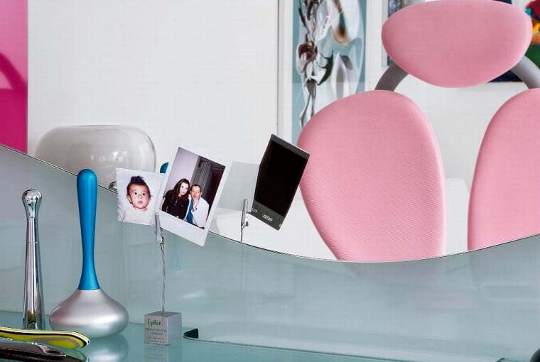 Karim Rashid odrabia pracę domową w scenerii, która jest mu najbliższa: biało-różowej, jasnej i świetlistej. wnętrza, karim rashid, design