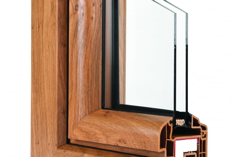 Propozycja 1. System: ArtPlus/AktivPlus, profile Salamander AD klasy A, z opcją wypełnienia Thermo, dwie uszczelki Kolor: drewnopodobny jednostronny Pakiet szybowy: dwukomorowy z ciepłą ramką; Ug = 0,6 W/(m2K); okucia Winkhaus, cztery zaczepy antywłamaniowe, płytka przeciwrozwierceniowa, stopniowanie uchyłu, blokada obrotu klamki, klamki Secustic; Uw = 0,87-1,1 W/(m2K) Cena: 7793 zł