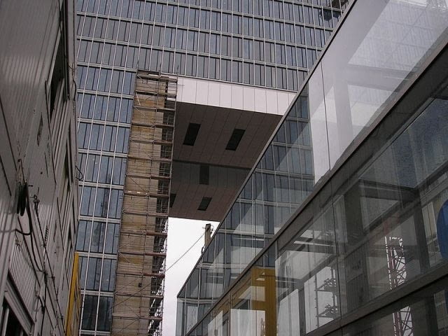 Kranhaus w Kolonii, czyli zespół biurowy, który wygląda jak zrealizowana idea Wygładzaczy Chmur El Lissitzky`ego niemcy, wieżowiec, biurowiec, budynek, realizacja