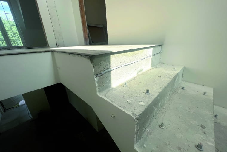 Grubości poszczególnych warstw podłogi powinny się „zgrać” również z wykończeniem biegów schodowych w taki sposób, by wysokość wszystkich stopni wykończonych biegów była równa