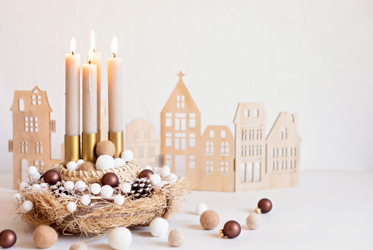 Wieniec adwentowy ze słomą i filcowymi bombkami. Wieniec adwentowy ze słomą i filcowymi bombkami.