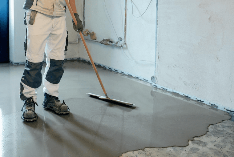 Wygładzanie powierzchni po zastosowaniu masy samopoziomującej