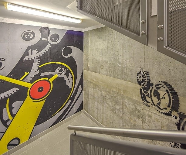 Klatka schodowa Woronicza Qbik, proj. Muralist murale, street art, murale w mieszkaniu