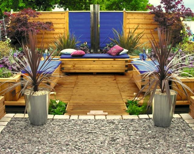 Tutaj zastosowano trwałe materiały (egzotyczne drewno, kamienne łupki, aluminium). Rośliny posadzono głównie na podwyższonych rabatach; pielęgnując je, oszczędzamy kręgosłup.