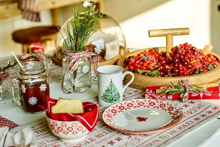 ZARA Home: taca z uchwytem na środku - 139 zł; wzorzysta lniana podkładka pod talerz - 39,90 zł; porcelanowy talerzyk - 39,90 zł; porcelanowy kubek - 23,90 zł; porcelanowy kubek z choinką - 29,90 zł. święta, boże narodzenie, zara home