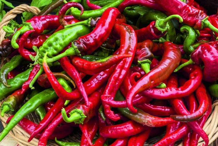 Papryczki chili najpierw kroimy na kawałki.