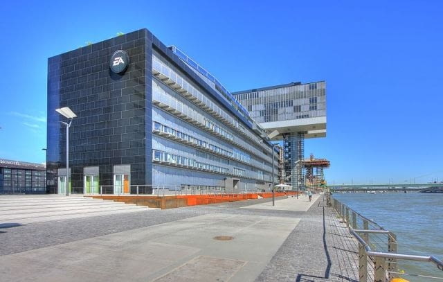 Kranhaus w Kolonii, czyli zespół biurowy, który wygląda jak zrealizowana idea Wygładzaczy Chmur El Lissitzky`ego niemcy, wieżowiec, biurowiec, budynek, realizacja