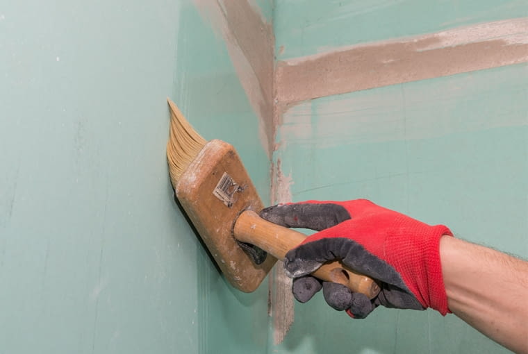 hydroizolacja łazienki-gruntowanie ścian fot. WEBER hydroizolacja łazienki-gruntowanie ścian fot. WEBER