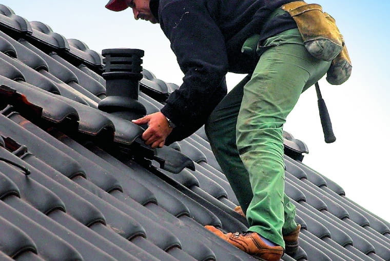 Wywiewkę wyprowadza się na wysokość co najmniej 0,5 m, gdy dach jest stromy i minimum 1,0 m - gdy płaski Wywiewkę wyprowadza się na wysokość co najmniej 0,5 m, gdy dach jest stromy i minimum 1,0 m - gdy płaski