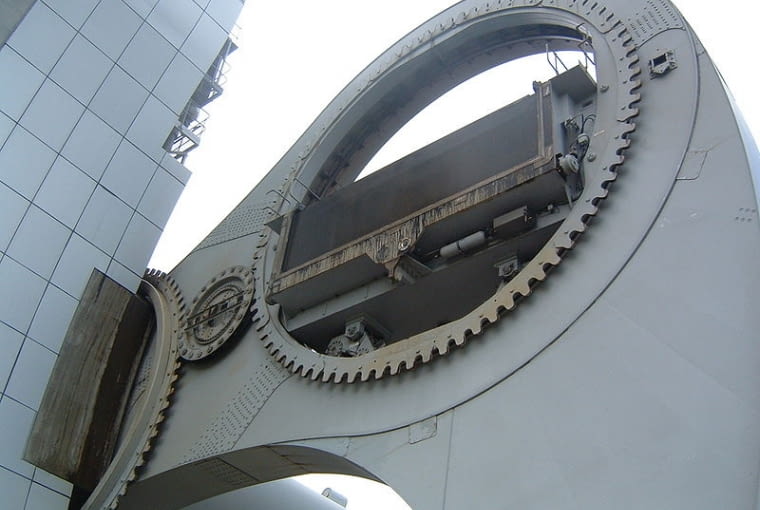Falkirk Wheel - czyli jedyna taka na świecie winda dla barek rzecznych w Szkocji. Łączy kanały Union z Forth and Clyde, pomiędzy którymi jest 24 metry różnicy wysokości konstrukcja, szkocja, wielka brytania, beton