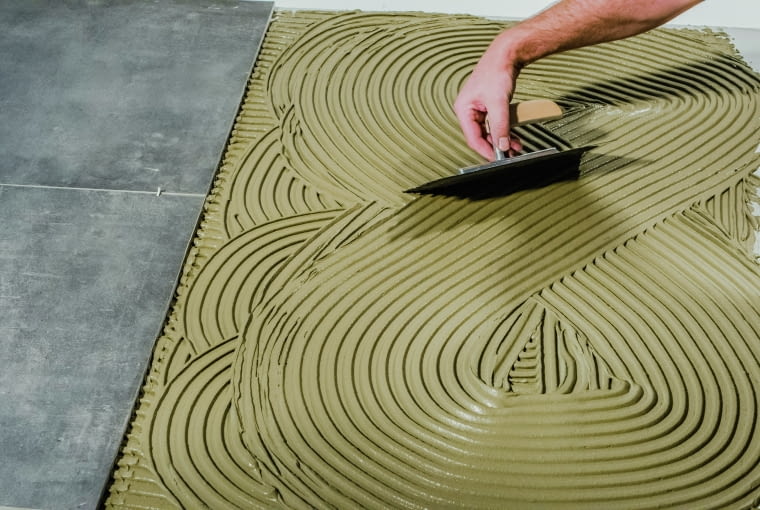 Cementowa zaprawa klejowa o wysokiej elastyczności i długim czasie otwartym ułatwia układanie płytek na dużej powierzchni oraz umożliwia ewentualne poprawki. Nadaje się do układania płytek glazurowanych, gresowych i terakoty o średniej i niskiej nasiąkliwości Cementowa zaprawa klejowa o wysokiej elastyczności i długim czasie otwartym ułatwia układanie płytek na dużej powierzchni oraz umożliwia ewentualne poprawki. Nadaje się do układania płytek glazurowanych, gresowych i terakoty o średniej i niskiej nasiąkliwości