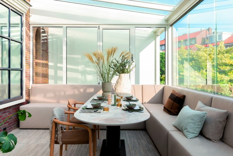 Zadaszenie w łatwy sposób można rozbudować o dodatkowe elementy. Uzupełnienie o ścianki boczne stałe lub drzwi przesuwne bezramowe, daje możliwość stworzenia wspaniałego ogrodu letniego Zadaszenie w łatwy sposób można rozbudować o dodatkowe elementy. Uzupełnienie o ścianki boczne stałe lub drzwi przesuwne bezramowe, daje możliwość stworzenia wspaniałego ogrodu letniego