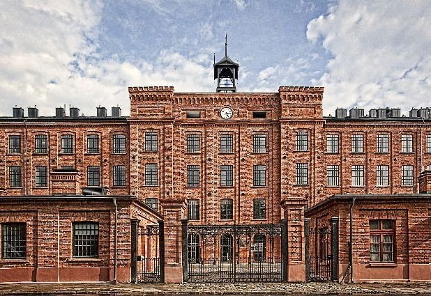 'U Scheiblera' - lofty przy ul. Tymienieckiego 25 w Łodzi - to adaptacja zabytkowej, XIX-wiecznej przędzalni Karola Scheiblera na mieszkania zwane loftami. Kompleks mieszkaniowy znalazł się wśród zwycięzców tegorocznej edycji międzynarodowego konkursu Europe & Africa Property Awards. W Jury zasiedli eksperci z branży nieruchomości i dziennikarze biznesowej stacji Bloomberg. Łódzka realizacja jako jedyna polska inwestycja otrzymała tytuł Najlepszej Rewitalizacji na terenie Polski, teraz zmierzy się z najlepszymi na świecie. U Scheiblera, lofty w Łodzi, Łódź, architektura