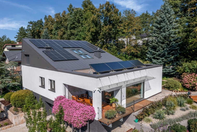 Kolektory słoneczne i panele fotowoltaiczne zamontowane na dachu domu nie są rozwiązaniami konkurencyjnymi. Oba systemy mogą się doskonale uzupełniać