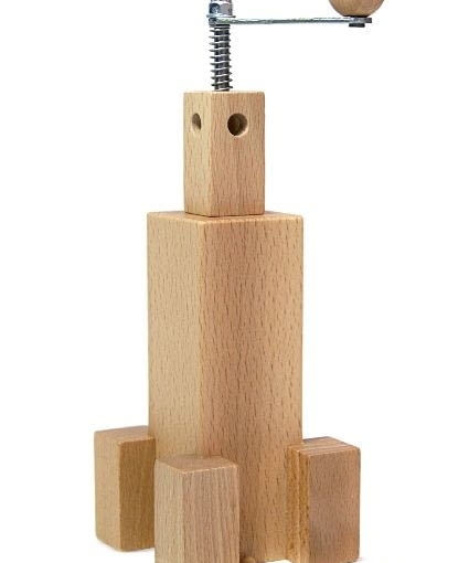 Młynek do pieprzu PKiN z prawdziwym metalowym żarnem. Zrobiony z drewna bukowego, proj. Bożena Przyłuska, 99 zł, Magazyn Praga 3. Stolik kawowy Floatini, z drewna i płyty MDF, ok. 850 zł, maniaofdesign.com 4. Łóżko Lugo z Młynek do pieprzu PKiN z prawdziwym metalowym żarnem. Zrobiony z drewna bukowego, proj. Bożena Przyłuska, 99 zł, Magazyn Praga 3. Stolik kawowy Floatini, z drewna i płyty MDF, ok. 850 zł, maniaofdesign.com 4. Łóżko Lugo z