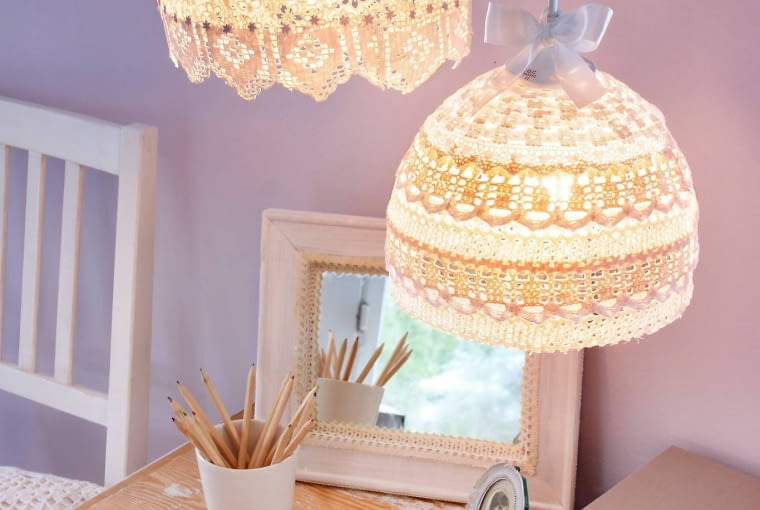 Na sztywno. Pokazujemy krok po kroku, jak zrobić sztywny abażur z samej koronki. WNETRZA , DEORACJE Z KORONKI - WYKONANIE KORONKOWEGO ABAZURA STYLIZACJA KINGA KOLARY - SKOMRO FOT. RADOSLAW WOJNAR PUBLIKACJA CZTERY KATY NR 1 (219) - 1 2010 PUBLIKACJA CZTERY KATY NR 7 (249) - 7 2012 + DODATEK DEKORACJE Z TKANIN DO SAMODZIELNEGO WYKONANIA SLOWA KLUCZOWE: WNETRZE DEKORACJA OSWIETLENIE ZDJĘCIE DO WKŁADKI: PUBLIKACJA CZTERY KATY NR 1 (219) - CZASOPISMA