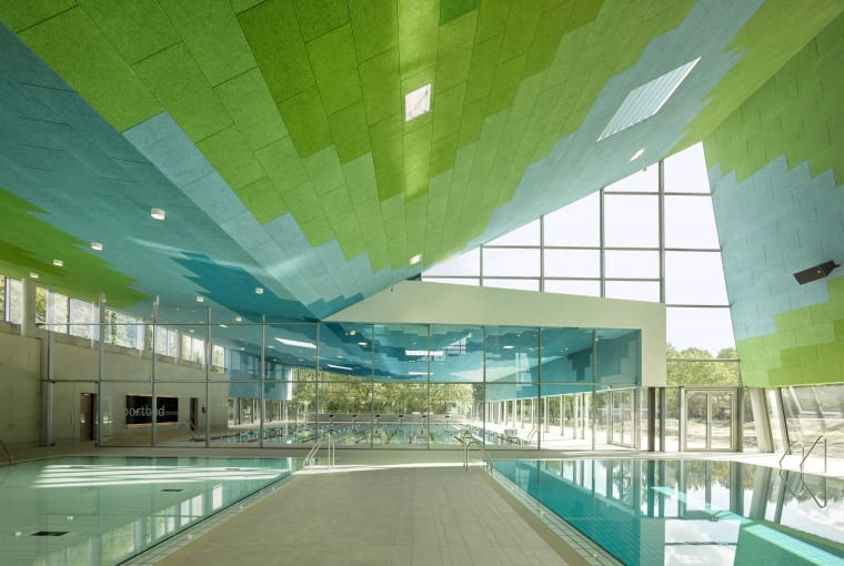 Dach podwyższony jest tam, gdzie zlokalizowane są zjeżdżalnie i skocznia, Dach podwyższony jest tam, gdzie zlokalizowane są zjeżdżalnie i skocznia,