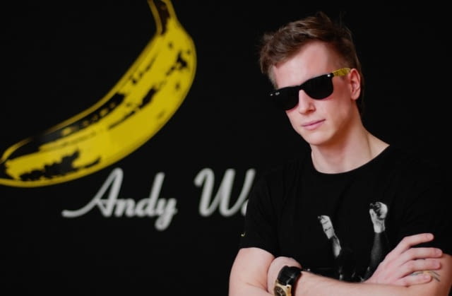 Adam, właściciel sypialni w stylu pop art. sypialnia, wnętrza, meble, pop art