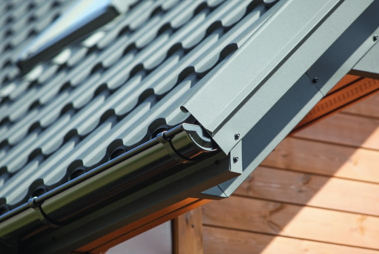 Gotowe obróbki blacharskie to zestaw uniwersalnych elementów, które bez kłopotu zastosujemy na każdym z pokryć dachowych