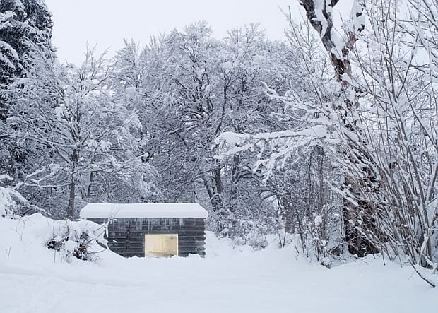 Concrete Cabin - betonowy domek w szwajcarskich Alpach; proj. Nikish Sano Walder Architects dom w Alpach, dom w górach, chatka w górach, domek w górach