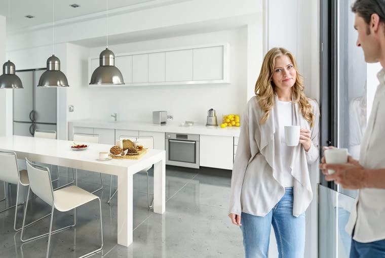 Mowion DOMO Young couple drinking coffee in a modern kitchen