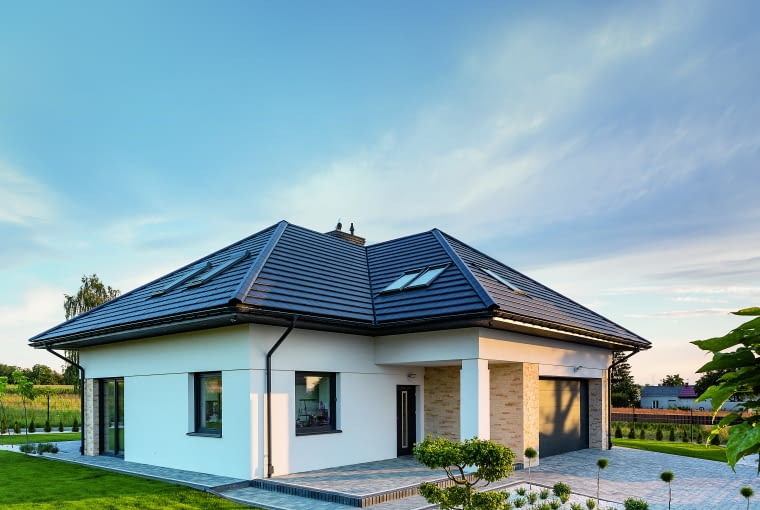 Dachy kryte dachówkami wyglądają pięknie i solidnie, nie powinna zatem dziwić ich nieustająca popularność Dachy kryte dachówkami wyglądają pięknie i solidnie, nie powinna zatem dziwić ich nieustająca popularność
