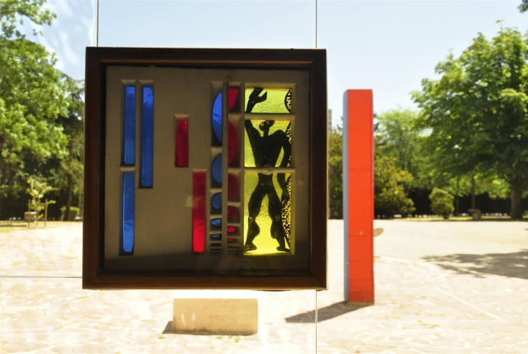 Jednostka Marsylska, proj. Le Corbusier - motyw Modulora w witrażu na wschodnim oknie foyer