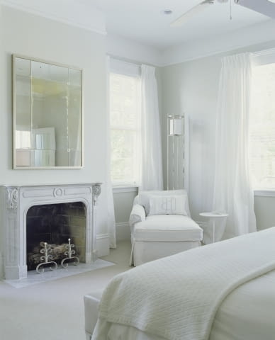Sypialnia w jasnych kolorach ca. 2006, New Orleans, Louisiana, USA --- White Bedroom with Fireplace --- Image by Michel Arnaud/Beateworks/Corbis