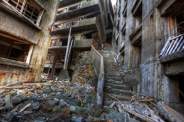 Ruiny poprzemysłowej zabudowy na wyspie Hashima. Ruiny poprzemysłowej zabudowy na wyspie Hashima.