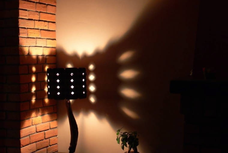 Abażur możemy też nałożyć na starą lampę stołową...