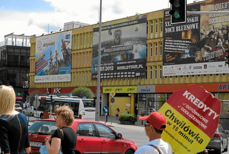 Olsztyn 13.06.2013 Olsztyn , ul. Pilsudskiego . Reklamy ( bilboardy ) na budynku Spolem . Fot. Przemyslaw Skrzydlo / Agencja Gazeta SLOWA KLUCZOWE: reklama zewnetrzna architektura /FR/