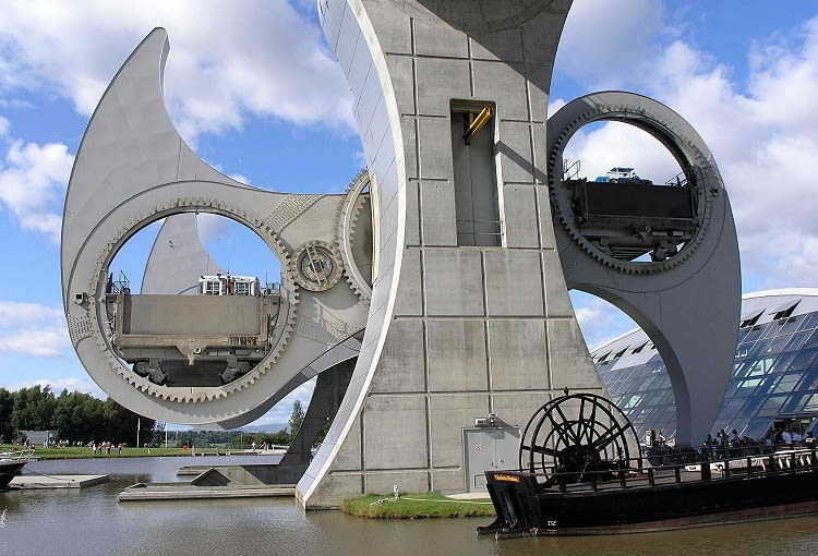 Falkirk Wheel - czyli jedyna taka na świecie winda dla barek rzecznych w Szkocji. Łączy kanały Union z Forth and Clyde, pomiędzy którymi jest 24 metry różnicy wysokości konstrukcja, szkocja, wielka brytania, beton