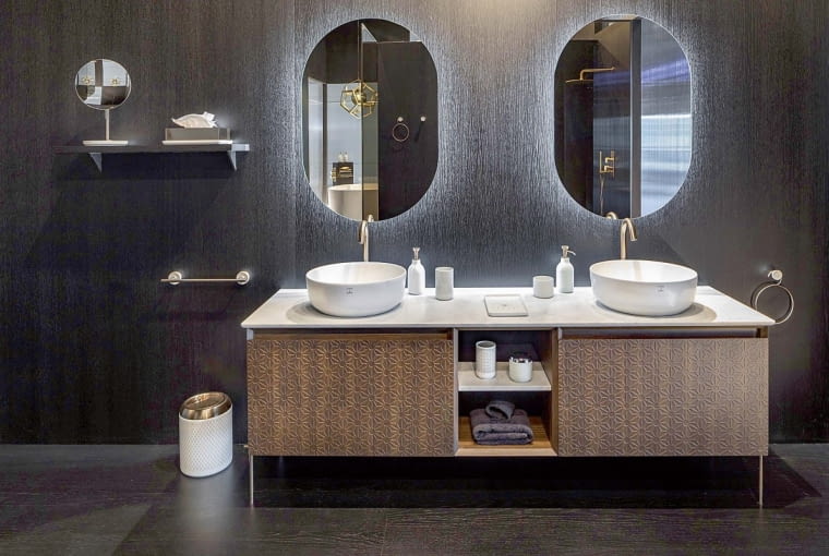 DEKORACYJNE MEBLE. Za najbardziej dogodne płaszczyzny do dekoracji w łazience uchodzą ściany. Okłada się je płytkami o bogatym wzorze i fakturze, lśniącą szklaną mozaiką itp. Tymczasem niewykorzystanym polem są fronty mebli. Szafka o ornamentalnej powierzchni 'zrobi' całą wystrój. Kolekcja Equilibrium, Pomd'Or, pomdor.com