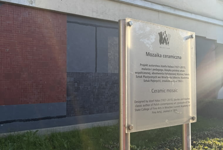Mozaika Józefa Hałasa przy ul. Podwale we Wrocławiu Mozaika Józefa Hałasa przy ul. Podwale we Wrocławiu