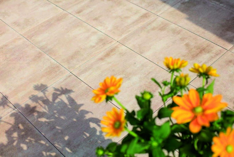 Duży format, niewielka grubość i stonowany kolor – płyty o takich cechach sprawdzą się w wielu miejscach w przydomowej przestrzeni