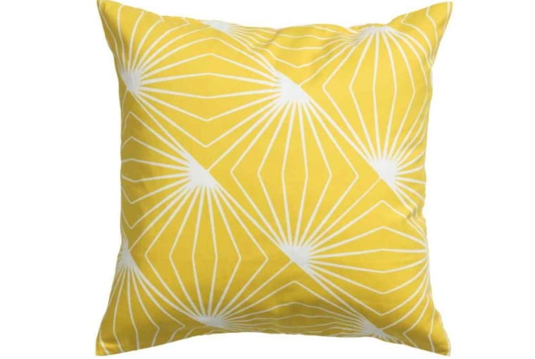 H&M Home: wzorzysta poszewka na poduszkę (50x50 cm). Cena: 19,90 zł. H&M Home, zakupy, akcesoria, dodatki, nowości, nowa kolekcja
