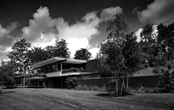 Kemper House, 1967 Ta dyskretnie ulokowana willa w Wuppertalu ma w sobie wiele podobnych rozwiązań co House Bucerius, ale ze względu na słabiej nasłonecznioną działką położoną na skraju lasu - jest jednak inna. Łączy je luksus i rozłożystość bryły. Budynek obecnie objęty jest ochroną konserwatorską. richard neutra, niemcy, modernizm, szwajcaria, wystawa, dom jednorodzinny