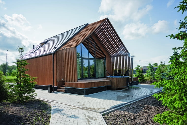 Współczesne domy drewniane to coś więcej niż tylko klasyczne chaty z bali. Architekci coraz śmielej eksperymentują z bryłą i formą takich budynków, umiejętnie łącząc drewno z innymi materiałami, np. ze szkłem