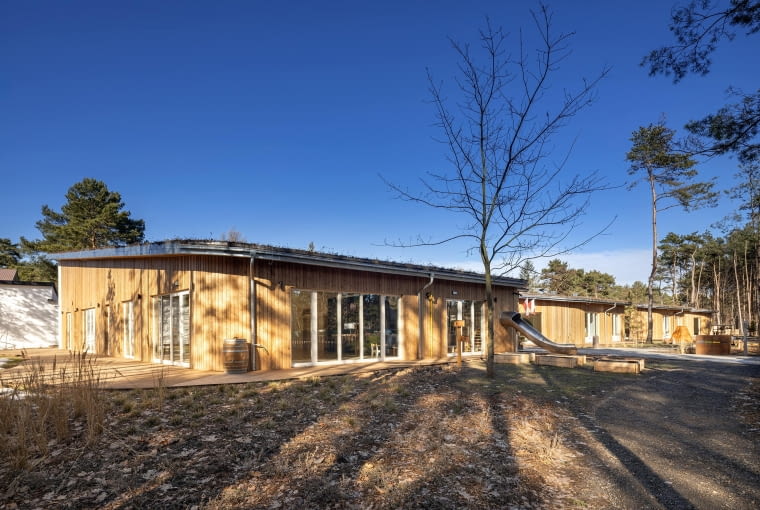 Bryła nawiązuje do architektury letniskowej, głównie poprzez wykorzystanie modrzewia syberyjskiego na elewacji i drewna wewnątrz budynku. Bryła nawiązuje do architektury letniskowej, głównie poprzez wykorzystanie modrzewia syberyjskiego na elewacji i drewna wewnątrz budynku.