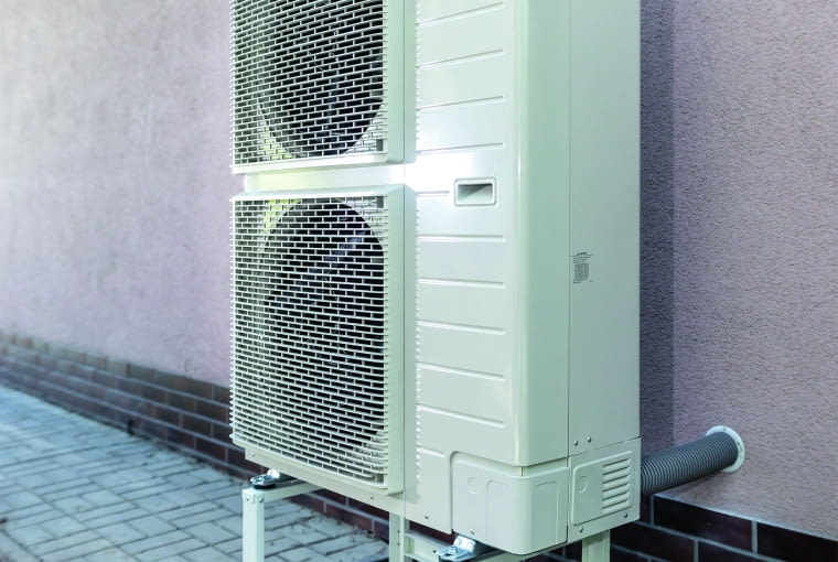 Przy odprowadzaniu skroplin z powietrznej pompy ciepła bezpośrednio na złoże żwirowe pod urządzeniem należy uwzględnić to, że w okresach mrozów w tym miejscu mogą powstawać znaczne ilości lodu Przy odprowadzaniu skroplin z powietrznej pompy ciepła bezpośrednio na złoże żwirowe pod urządzeniem należy uwzględnić to, że w okresach mrozów w tym miejscu mogą powstawać znaczne ilości lodu