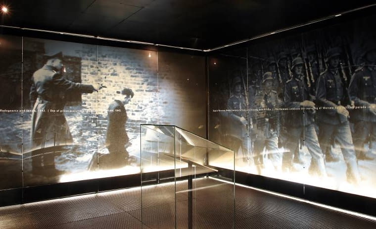 Fragmenty ekspozycji stałej Muzeum Powstania Warszawskiego