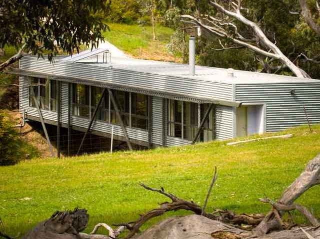 Dom most w Australii autorstwa Max Pritchard Architect zbudowano nad potokiem w pobliżu Adelajdy zrównoważone budownictwo, konstrukcja, Australia, ekologia, kontener, most, dom jednorodzinny