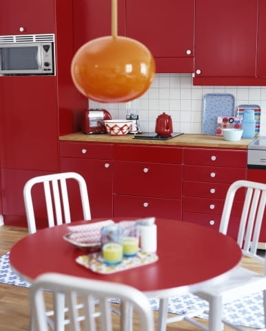 Wnętrza w czerwieni - kuchnia Kitchen in red --- Image by Patrik Engquist/Etsa/Corbis