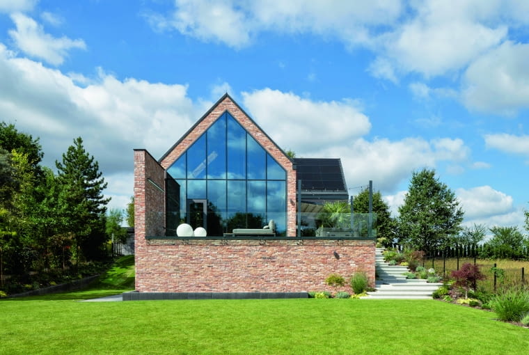 Wybór stolarki to decyzja na wiele lat, dlatego nie należy tu ulegać modzie, tylko postawić na nowoczesne, funkcjonalne rozwiązania