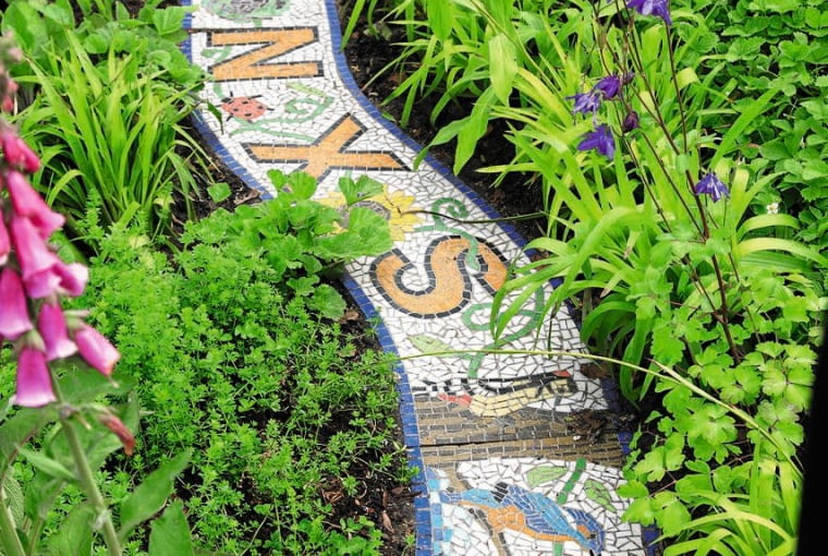 MALOWNICZA MOZAIKOWA ŚCIEŻKA meandruje między ogrodowymi rabatami