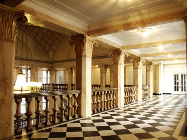 Korytarze wokół westubulu przypominają renesansowe krużganki Katowice, budynek, modernizm, Śląsk, architektura, największe, Polska, publiczne