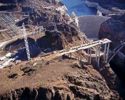 Most Hoover Dam Bypass w USA zostanie ukończony w listopadzie 2010 roku. Odciąży od ruchu samochodowego znajdującą się pół kilometra dalej Zaporę Hoovera konstrukcja, beton, ameryka, usa, most