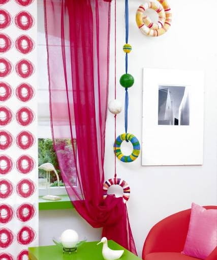 Ozdobny karnisz. Napompowany długi balon zwijamy w spiralę i obwiązujemy nitką, by zachował kształt. Smarujemy go wazeliną i oklejamy sześcioma warstwami pasków z pociętej gazety, posmarowanych klejem stolarskim. Gdy przeschną, wypuszczamy powietrze z balonu i wyciągamy go. W otwór wsuwamy rulonik z tekturki (o średnicy drążka karnisza) i oklejamy spiralę kolejną warstwą pasków. Całość pokrywamy farbą emulsyjną, a potem malujemy farbą akrylową paski. WNETRZA DEKORACJE KARNISZ OZDOBNE WYKONCZENIE Z PAPIER MACHE